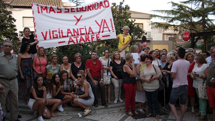 Vecinos portaron una pancarta en la Plaza de España, donde se concentraron al grito de "más seguridad". Foto: Luis F. Ruiz