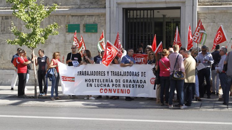 Los sindicatos se han concentrado en las inmediaciones de la Delegación de la Junta en Granada. Foto: Álex Cámara