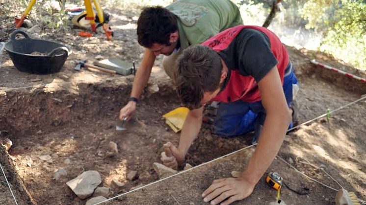 Proceso de excavación en la cantera de mármol dolómitico de Cortijo Cevico (Loja, Granada). En este emplazamiento se extraía la materia prima para la posterior elaboración de los brazaletes en los asentamientos. Foto: UGR