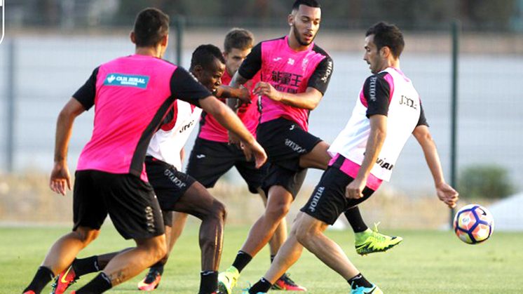 Algunos jugadores nuevos ya han trabajado a las órdenes de Jémez. Foto: Pepe Villoslada / Granada CF