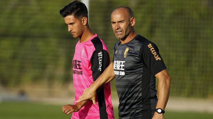 Jémez agarra del brazo a Alberto Bueno en el entrenamiento del pasado miércoles. Foto: Pepe Villoslada / Granada CF
