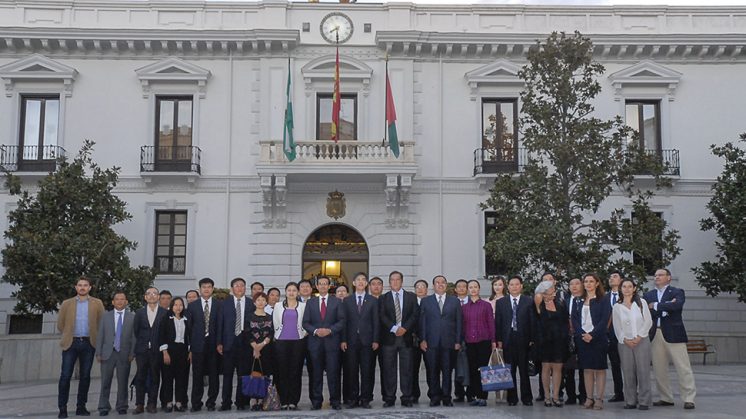 Los representantes asiáticos han visitado el Ayuntamiento de Granada. Foto: Javier Algarra 
