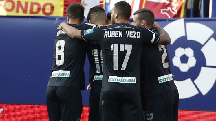 Los jugadores del Granada CF celebran el gol anotado por Cuenca en el minuto 18. Foto: LFP