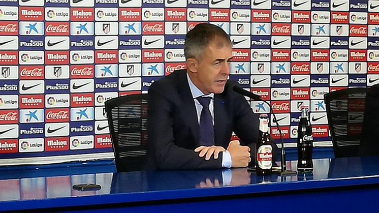 El entrenador del Granada CF, Lucas Alcaraz, en la sala de prensa del Vicente Calderón. Foto: Granada CF