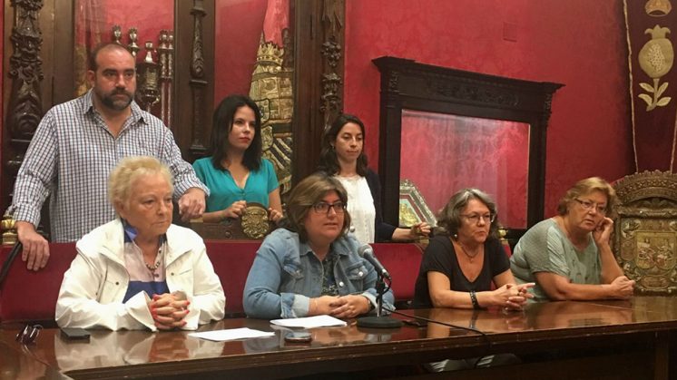 Representantes del Consejo Municipal de la Mujer, junto a concejales de PSOE, Ciudadanos, Vamos Granada e IU en la rueda de prensa de este miércoles. Foto: aG