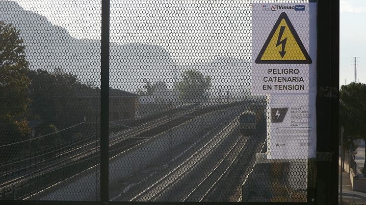 En los puentes se han colocado carteles para advertir a los peatones. Foto: Luis F. Ruiz