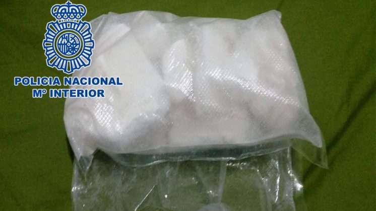 Se intervinieron 745 gramos de cocaína distribuida en varias bolsitas y dos balanzas de precisión. Foto:  Policía Nacional