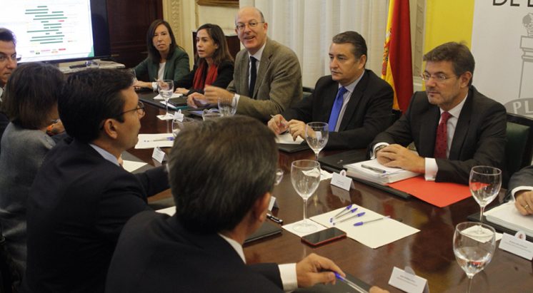 El ministro de Fomento se ha reunido con representantes institucionales granadinos. Foto: Álex Cámara