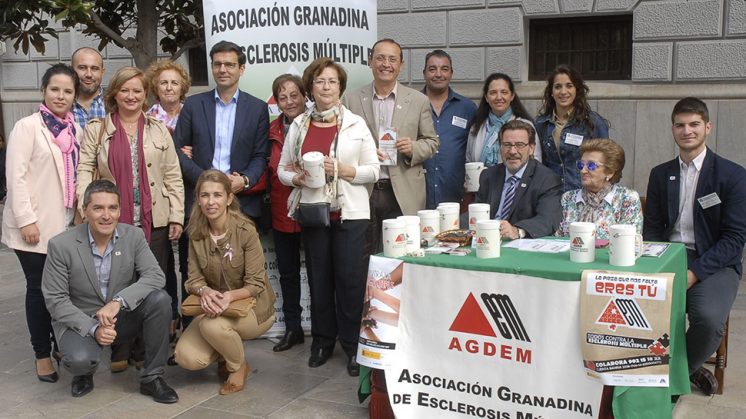 Miembros del equipo de Gobierno y los diferentes grupos municipales se han acercado a la mesa ubicada en la Plaza del Carmen. Foto: Javier Algarra
