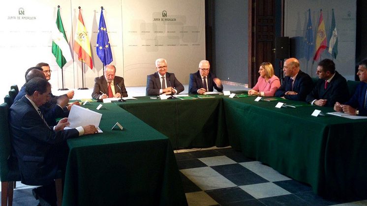 El presidente de la Diputación de Granada, José Entrena, ha firmado el acuerdo junto a otros representantes. Foto: Dipgra