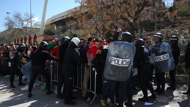 La Policía Nacional tuvo que intervenir en la venta de entradas la última vez que España visitó Granada. Foto: Luis F. Ruiz (archivo)