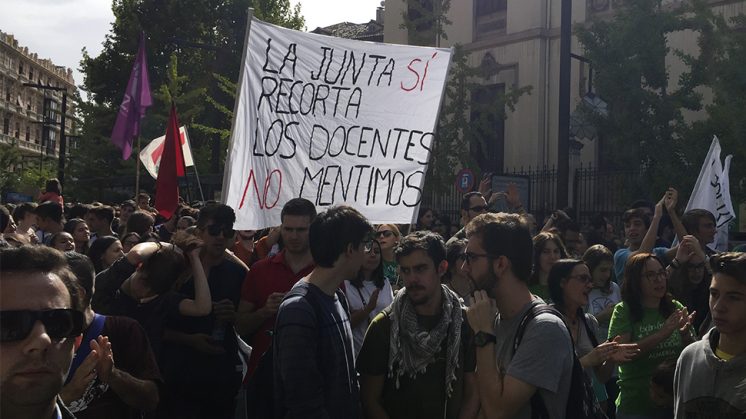 Los estudiantes a las puertas de la Delegación de la Junta de Andalucía en Gran Vía. Foto: N.S.L.