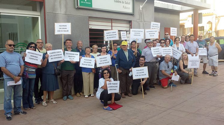 Los vecinos han protestado con pancartas en las inmediaciones del Centro de Salud. Foto: Lista Abierta de Pulianas