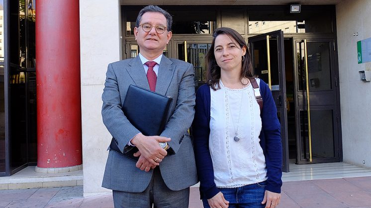 Marta Gutiérrez, junto al abogado de la formación política. Foto: aG