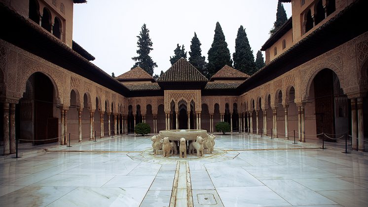 El patio de los leones fue mandado construir en el Siglo XV. Foto: Alhambra
