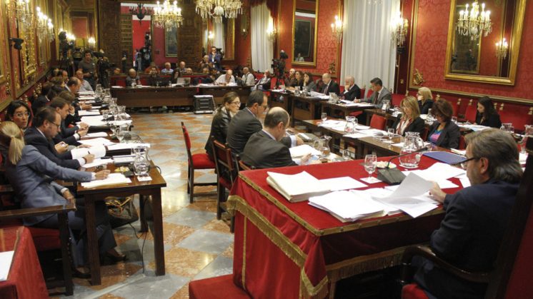 Los corporativos del Ayuntamiento de Granada durante el pleno de este viernes. Foto: Álex Cámara