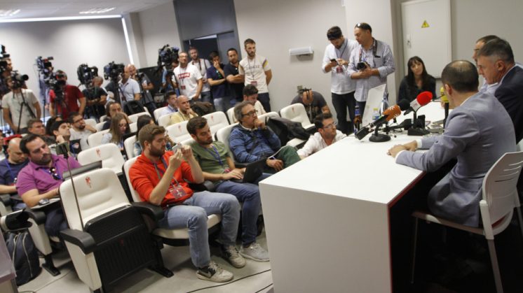 La sala de prensa contó con una nutrida presencia de periodistas en la presentación de Lucas Alcaraz. Foto: Álex Cámara