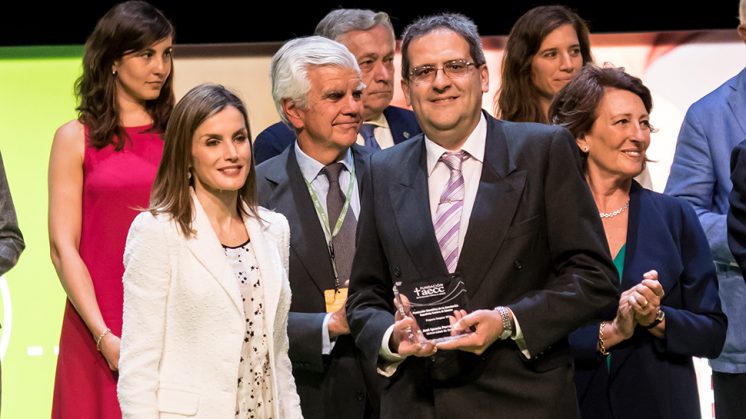  La Reina Letizia entrega el premio a José Ignacio Porras por su proyecto. Foto: UGR