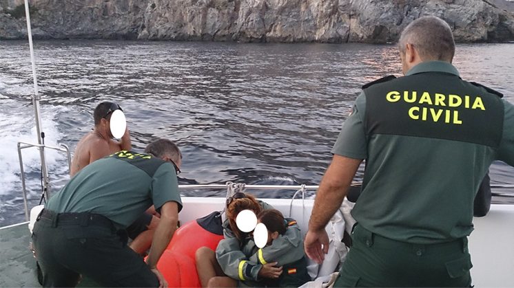Para rescatarlos, la patrullera Río Aragón se colocó entre la semirrígida y los tres náufragos al objeto de darles protección y subirlos a bordo. Foto: Guardia Civil