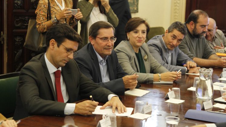 Cuenca, acompañado de José Entrena, Sandra García, Manuel Olivares o Francisco Puentedura, en la reunión de la mesa de las obras del AVE. Foto: Álex Cámara