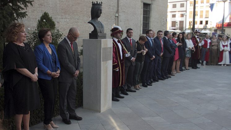 Diferentes representantes públicos asistieron al homenaje a la fundadora de la ciudad, la Reina Isabel. Foto: aG