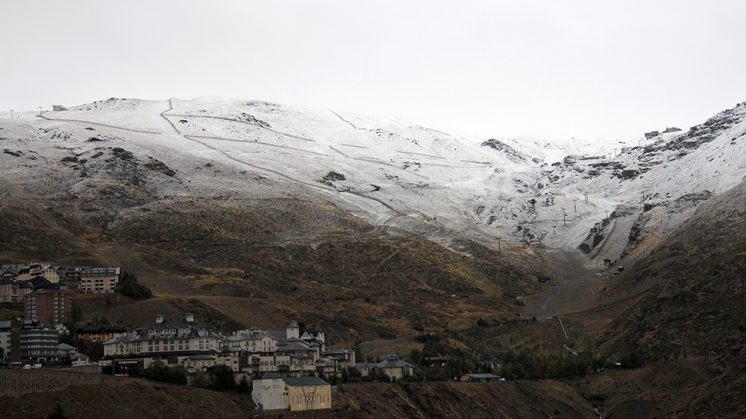 La nieve ha cuajado desde los 2.500 metros de altitud. Foto: Cetursa