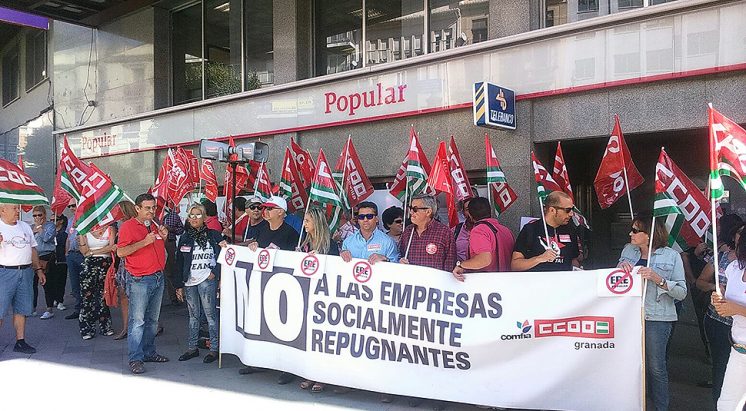 Los sindicatos se han concentrado ante la sede del Banco Popular para rechazar los 3.000 empleos que se perderán por el reajuste de la empresa. Foto: aG
