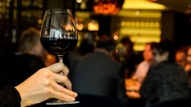 El modelo de consenso diseñado tiene muchas aplicaciones muy diferentes, como elegir un vino en un restaurante. Foto: UGR