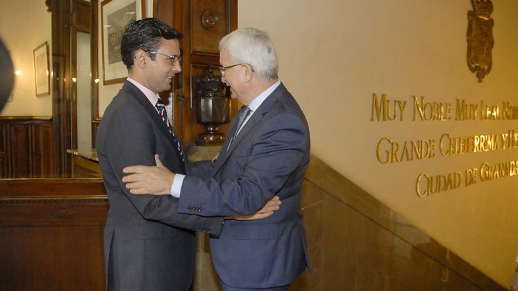 Visita del vicepresidente de la Junta de Andalucía, Manuel Jiménez Barrios, al Ayuntamiento de Granada. Foto: Javier Algarra
