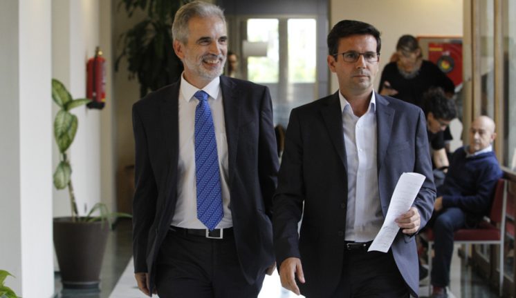 El consejero de Salud, Aquilino Alonso, y el alcalde de Granada, Francisco Cuenca, a su salida de la reunión mantenida en la sede de la Junta en Granada. Foto Álex Cámara