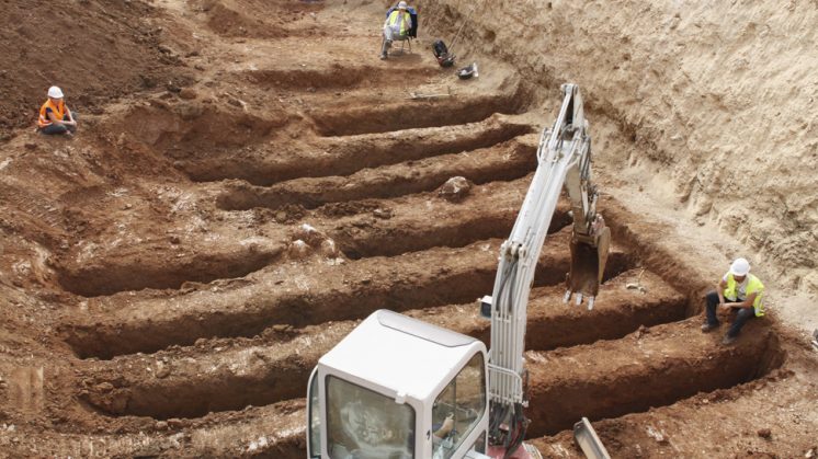 La excavadora ha realizado los últimos trabajos este jueves en el Peñón del Colorado. Foto: Álex Cámara