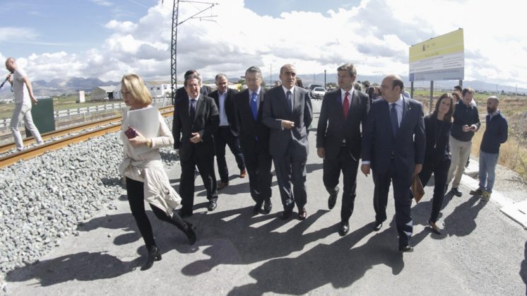 El ministro de Fomento, Rafael Catalá, durante su visita a las obras del AVE. Foto: Álex Cámara