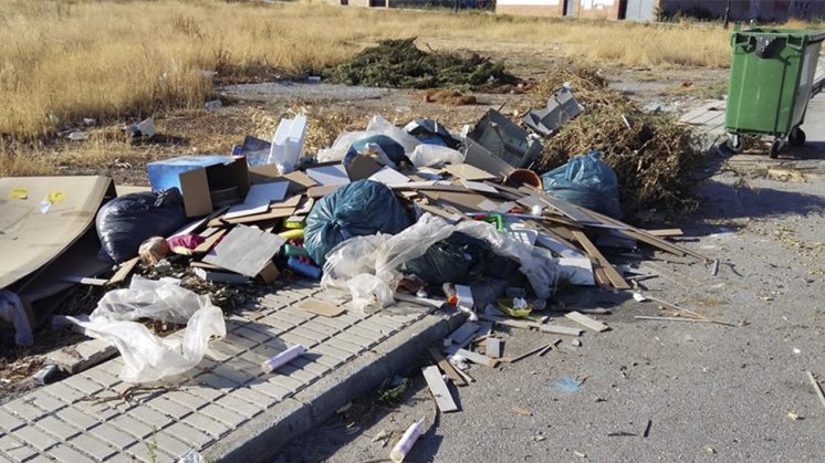 Bolsas de basura esparcidas por el suelo, mientras que el contenedor está vacío. Foto: Ayuntamiento de Las Gabias