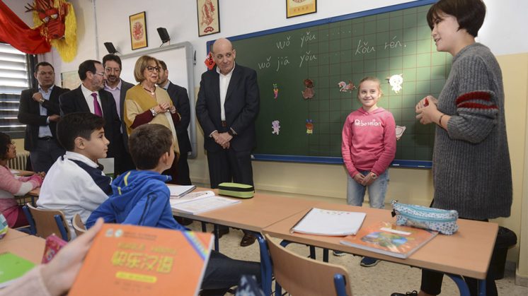 La consejera de Educación, Adelaida de la Calle, visita el colegio 'Miguel de Cervantes' de Armilla donde se imparte este idioma. Foto: Junta de Andalucía