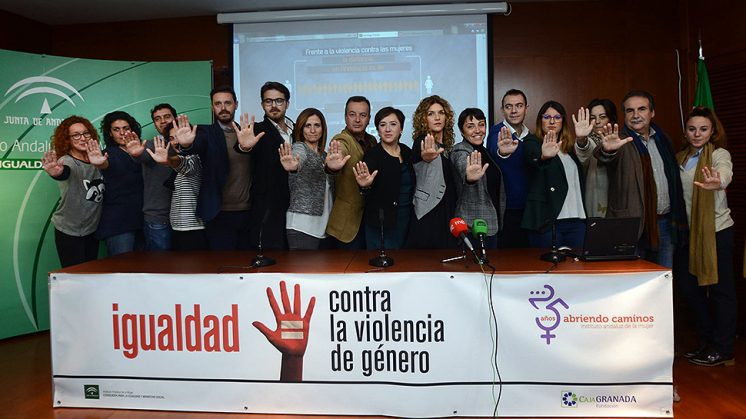 Los delegados provinciales y periodistas han mostrado su rechazo a la violencia hacia la mujer. Foto: J. M. Grimaldi