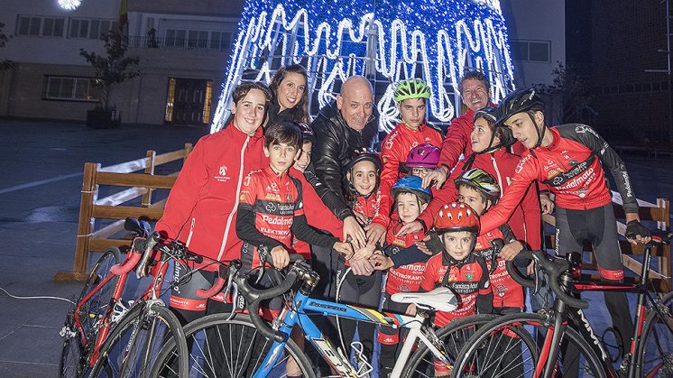 El alcalde de Armilla, rodeado de los miembros del club de ciclismo. Foto: Ayuntamiento