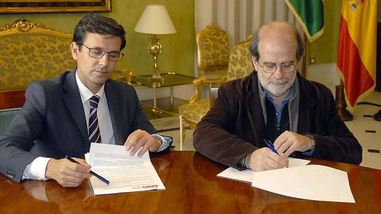 Momento de la rúbrica del acuerdo entre el alcalde de la ciudad y el director de la OCG. Foto: Ayuntamiento