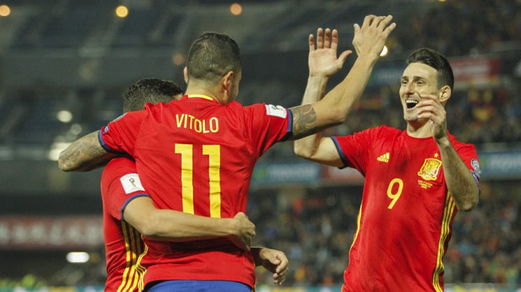 Los jugadores de la selección celebran el segundo gol de España, anotado por Vitolo. Foto: Álex Cámara