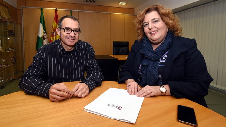 Fátima Gómez y el nuevo director han firmado este martes el acuerdo. Foto: Julio Grosso (Dipgra)
