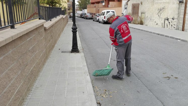 Un operario municipal limpia una calle de Las Gabias. Foto: aG 