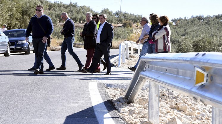 En la imagen, una de las actuaciones de mejora de carreteras, que ya ha finalizado, y que ha sido visitada por el presidente, José Entrena. Foto: J. Grosso / Diputación de Granada