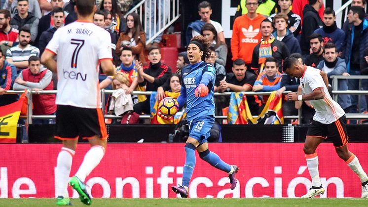 El guardameta cuajó un gran encuentro ante el Valencia, pese a encajar un gol más. Foto: LOF