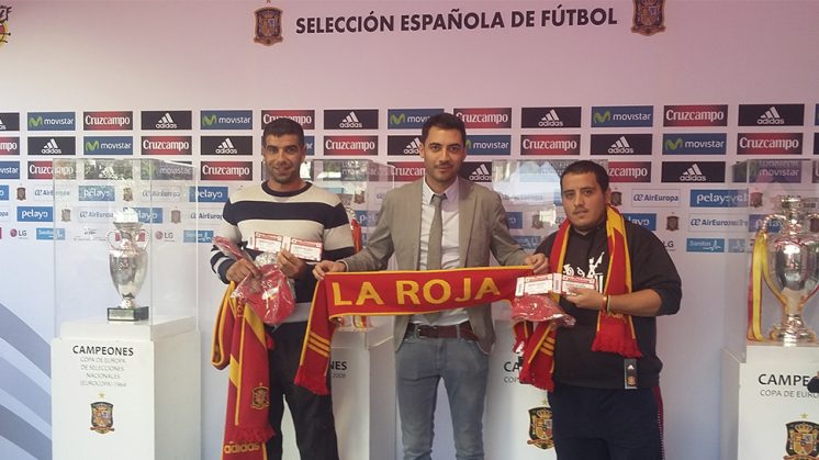 El concejal de Deportes, Eduardo Castillo, junto a dos aficionados que han conseguido entradas para el partido. Foto: Ayto Granada