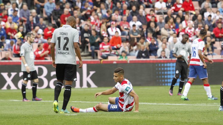 Pereira se lamenta de una ocasión fallida en el partido ante el Deportivo. Foto: Álex Cámara