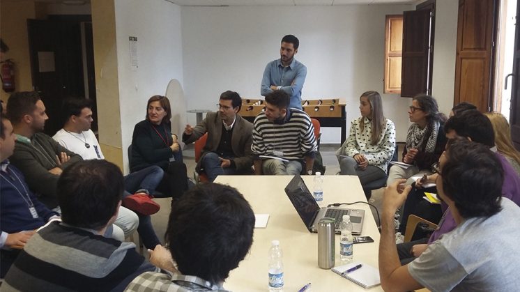 El alcalde de Granada, Francisco Cuenca, ha participado en este encuentro y ha abogado por una amplia participación de los jóvenes. Foto: aG