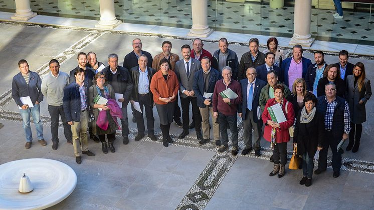 Los alcaldes de los 35 ayuntamientos que han firmado el acuerdo este viernes. Foto: J. M. Grimaldi