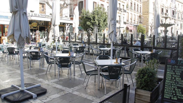 Imagen de terrazas en Plaza Nueva, donde se regulará su ubicación. Foto: Álex Cámara