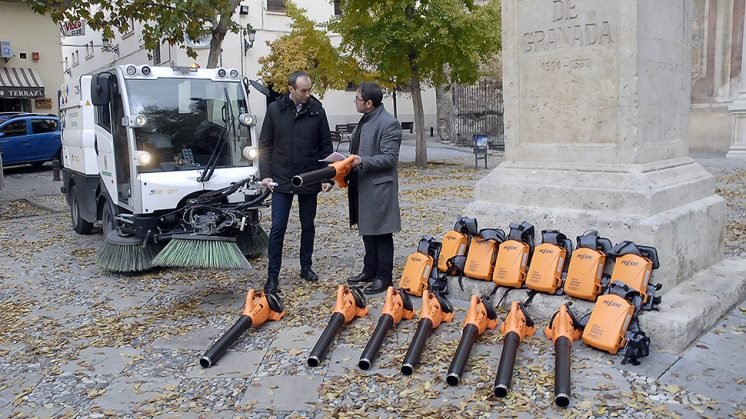 La campaña ha incorporado ocho nuevas máquinas para retirar este material del suelo. Foto: Javier Algarra