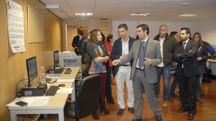 El alcalde de Granada, Francisco Cuenca, durante su visita a las instalaciones de la empresa concesionaria en Granada. Foto: Javier Algarra