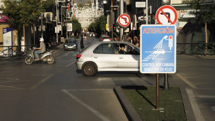 Imagen del cruce entre Recogidas y Ronda, ahora regulado por semáforo con cámara. Foto: Álex Cámara